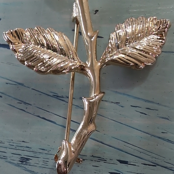 AAI | Vintage Gold Toned Rose Stem Brooch with Mesh Petal Detailing 2" - Picture 6 of 10